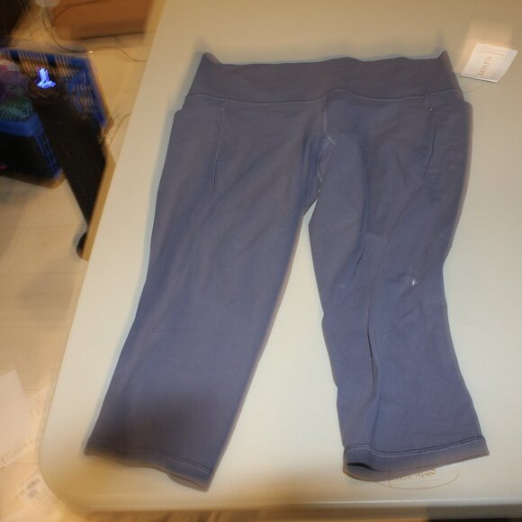 Plum Saluation Athleta  Stash Pocket Capris II Size XL New - Picture 1 of 7
